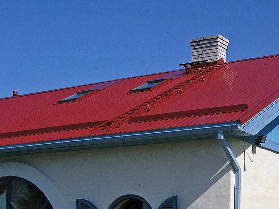 katuseredel punasel katusel